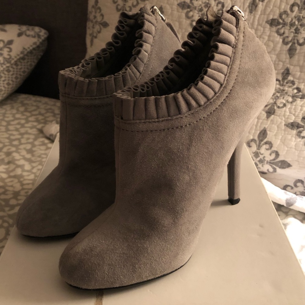 Aldo Iacovone Victorian ruffle booties💕